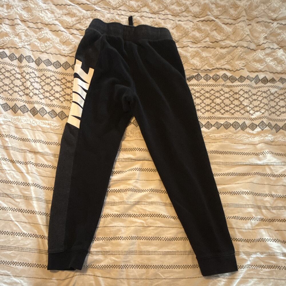 Nike Boys S Black Jogger Sweatpants Standard Fit Drawstring Elastic Waistf - Picture 5 of 7